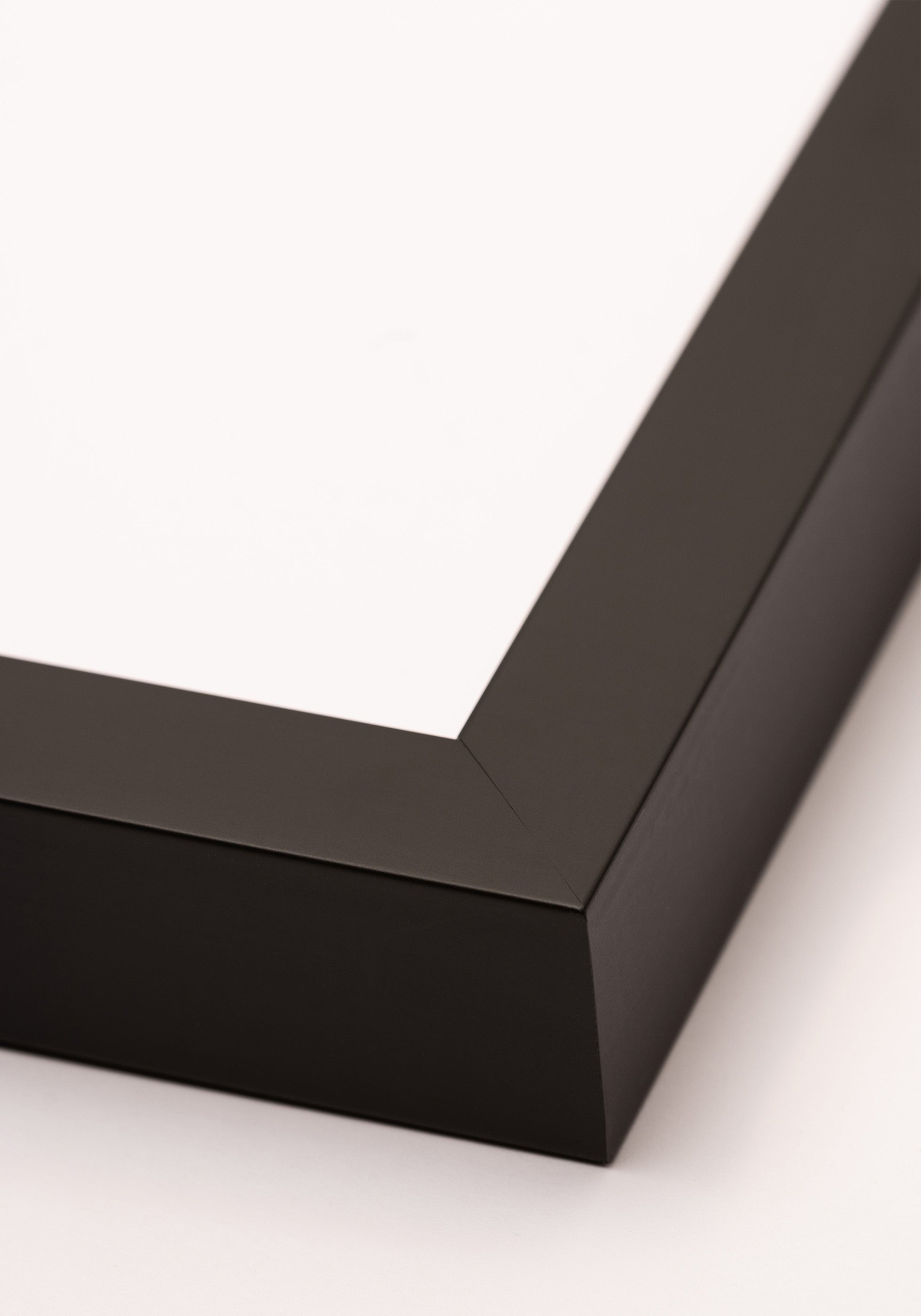 Hochwertiges Nielsen Black Poster mit Holzrahmen