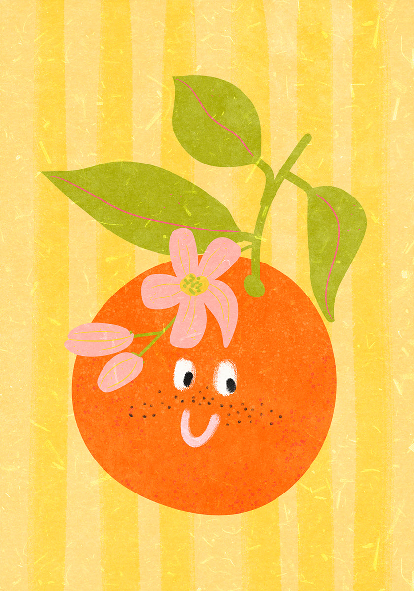 Eine fröhliche orangefarbene Frucht mit Gesicht und Blättern vor einem gestreiften gelben Hintergrund.