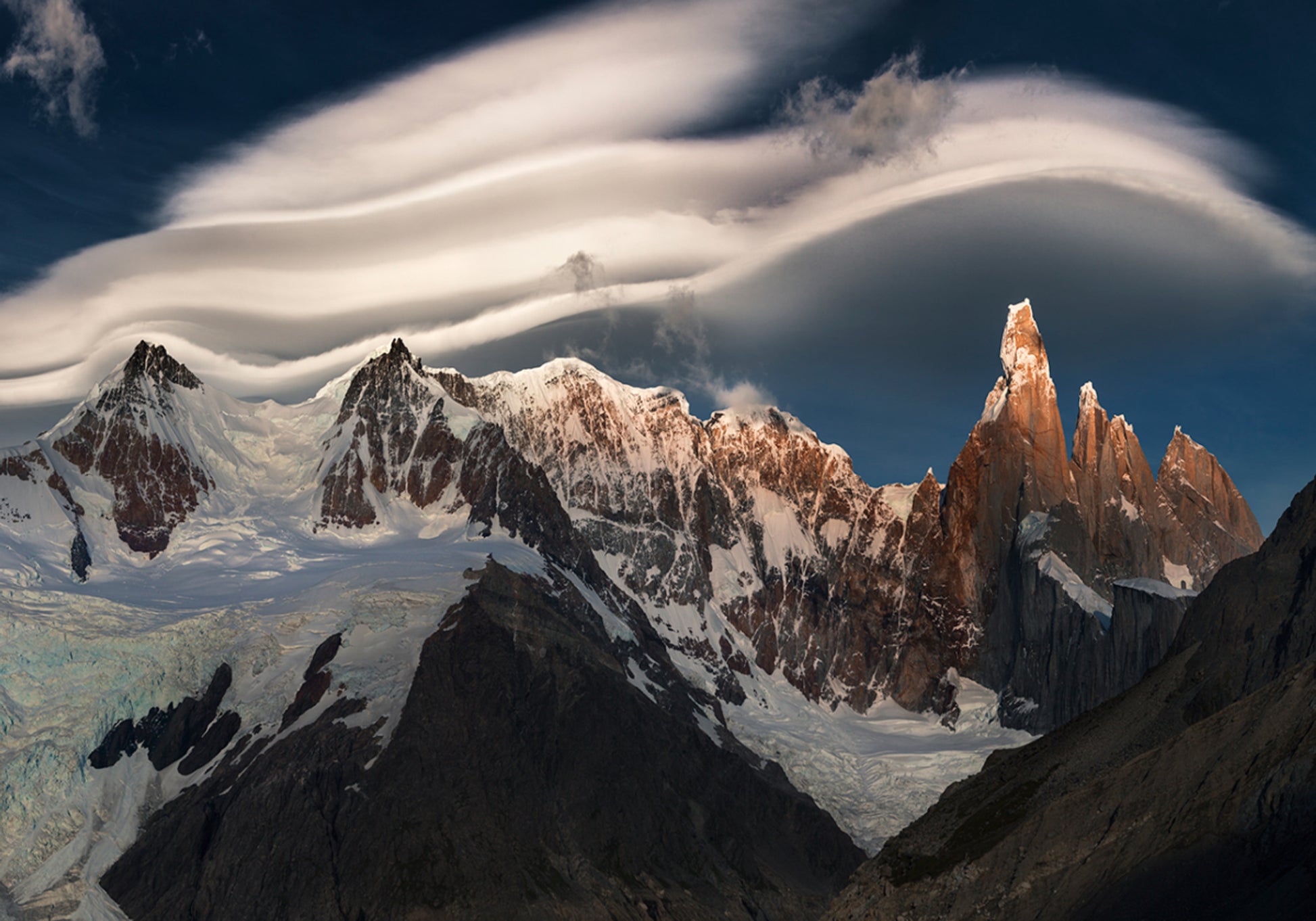 Linsenförmige Wolke der Golden Peaks
