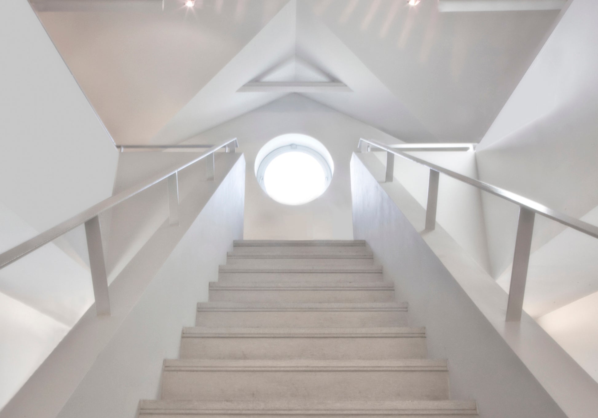 Geometrischer weißer Aufstieg
