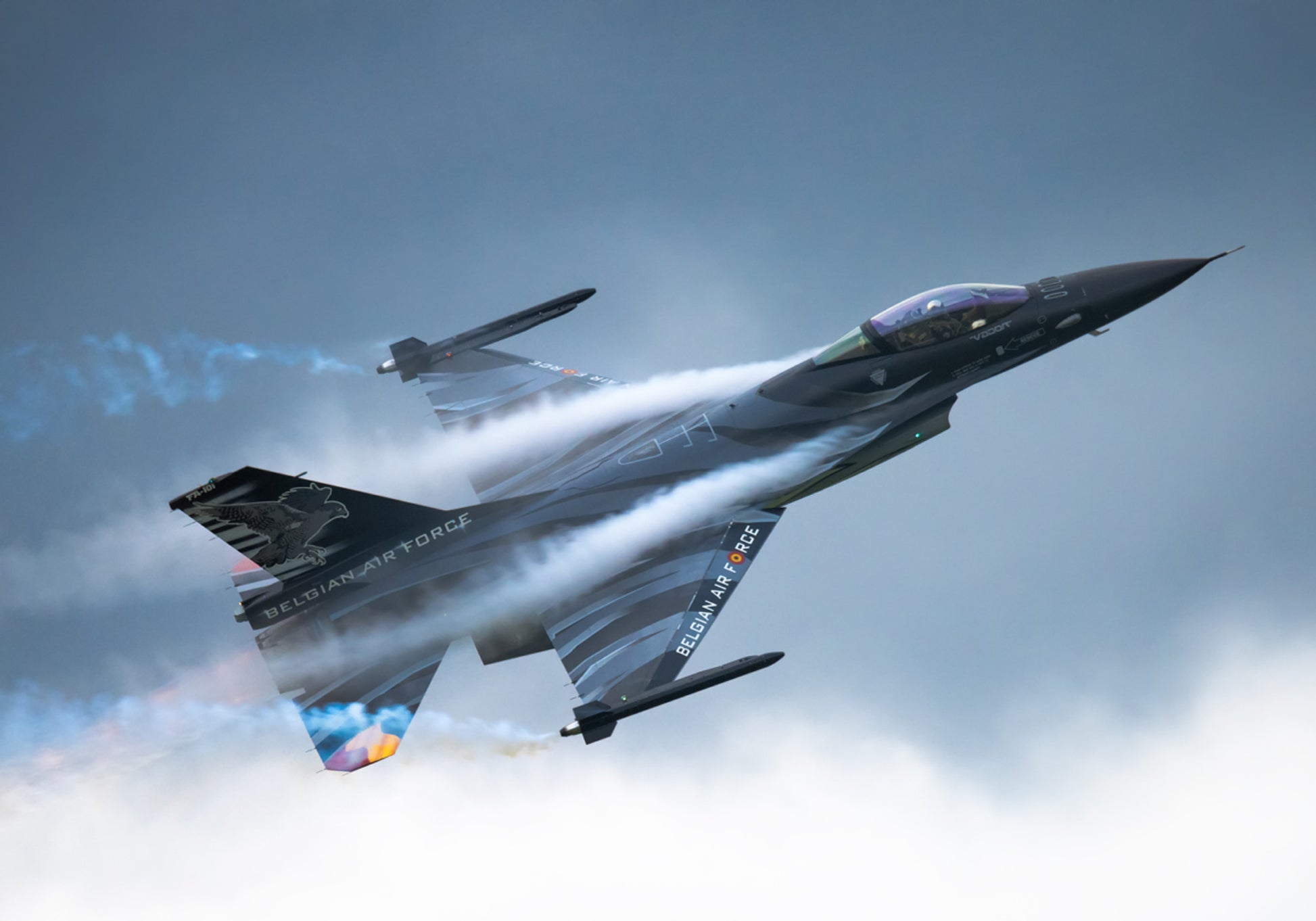 Kondensstreifen von Kampfjets