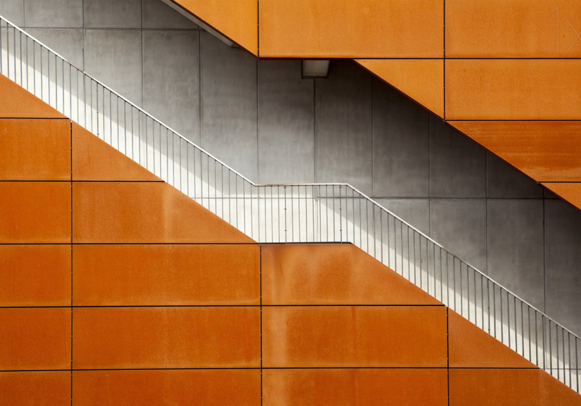Orangefarbene Diagonaltreppe