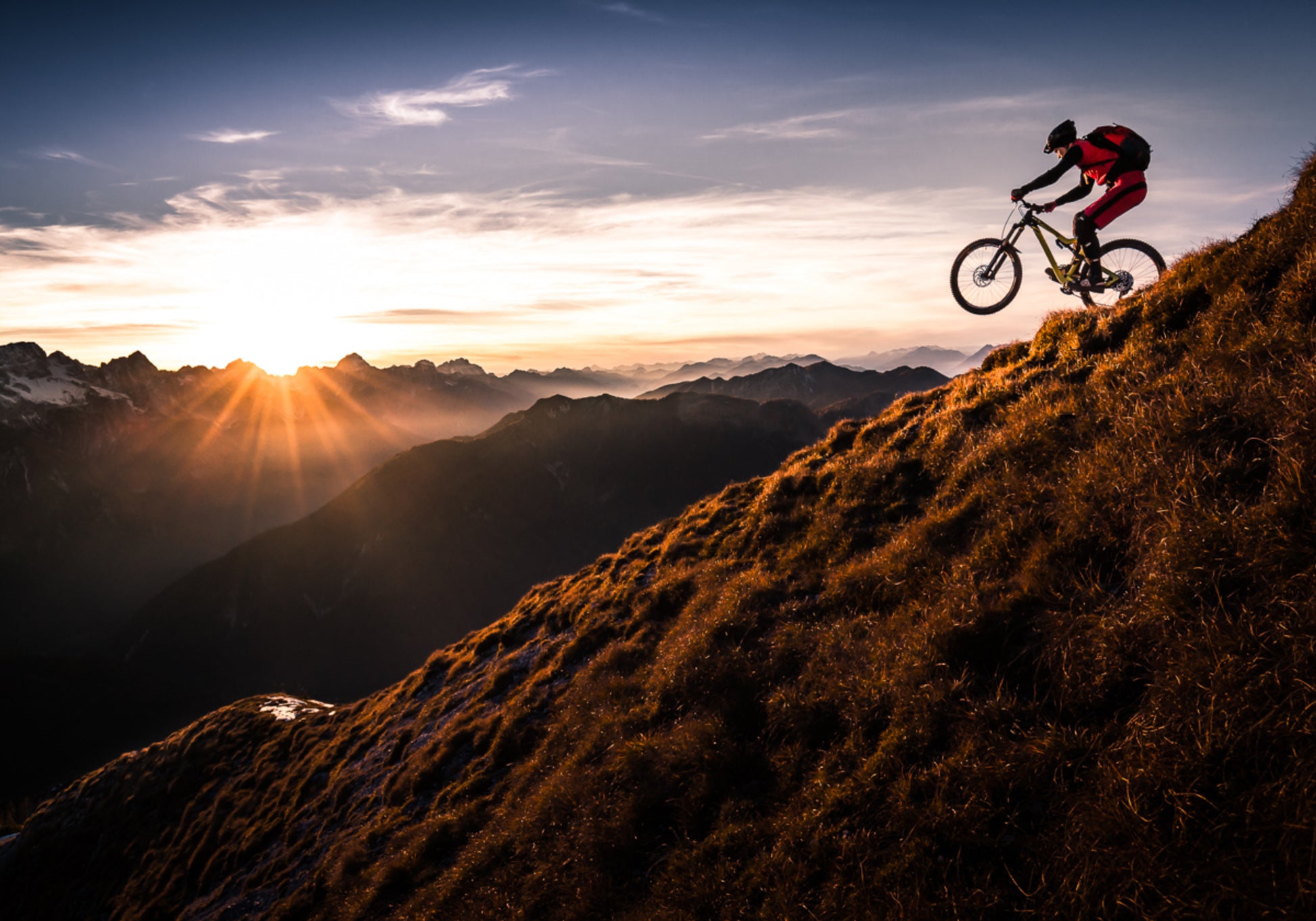 Mountainbike-Abenteuer bei Sonnenuntergang