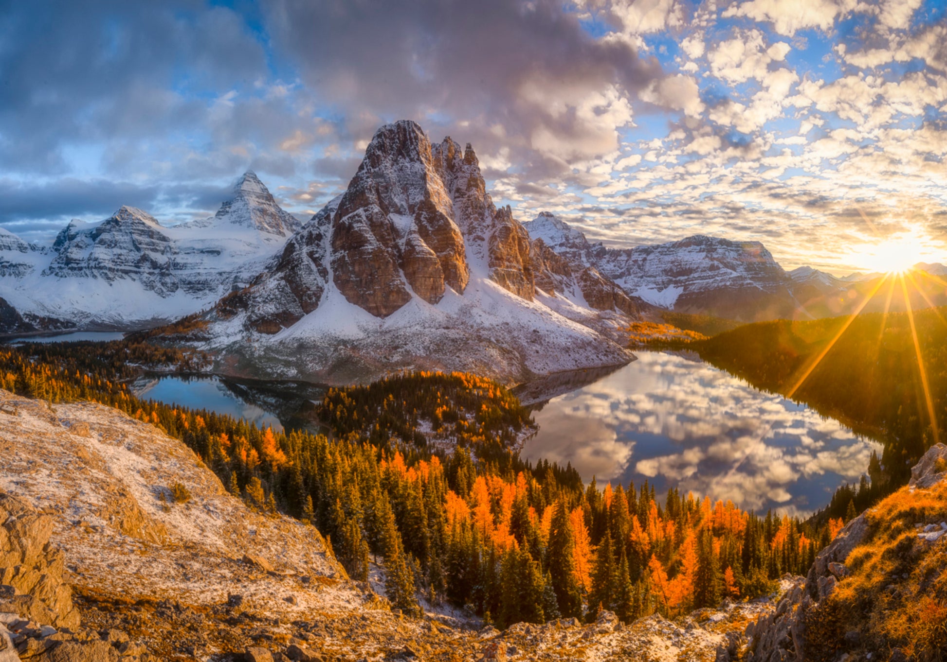 Goldener Bergsee-Sonnenaufgang
