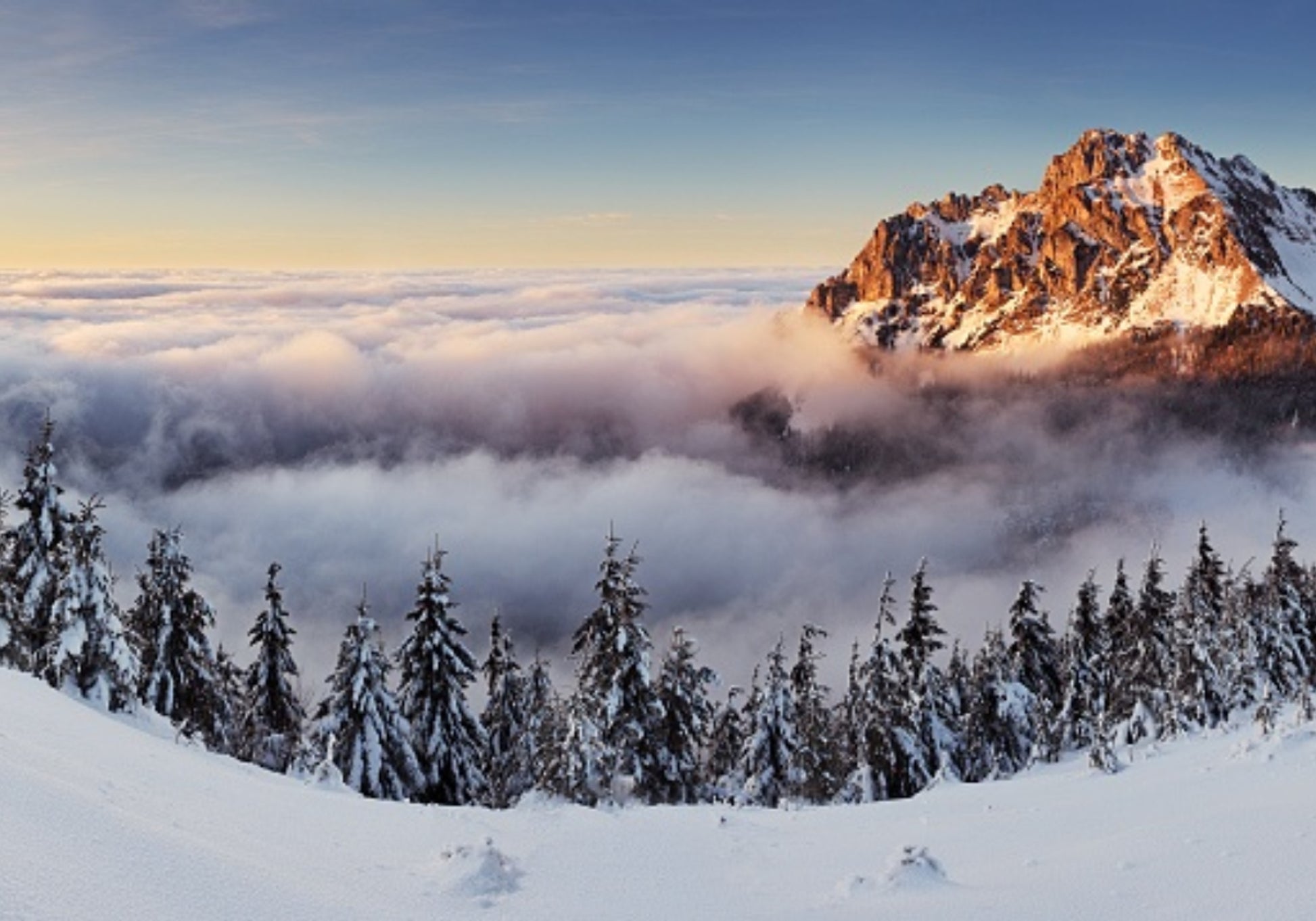 Goldener Berg über Wolken