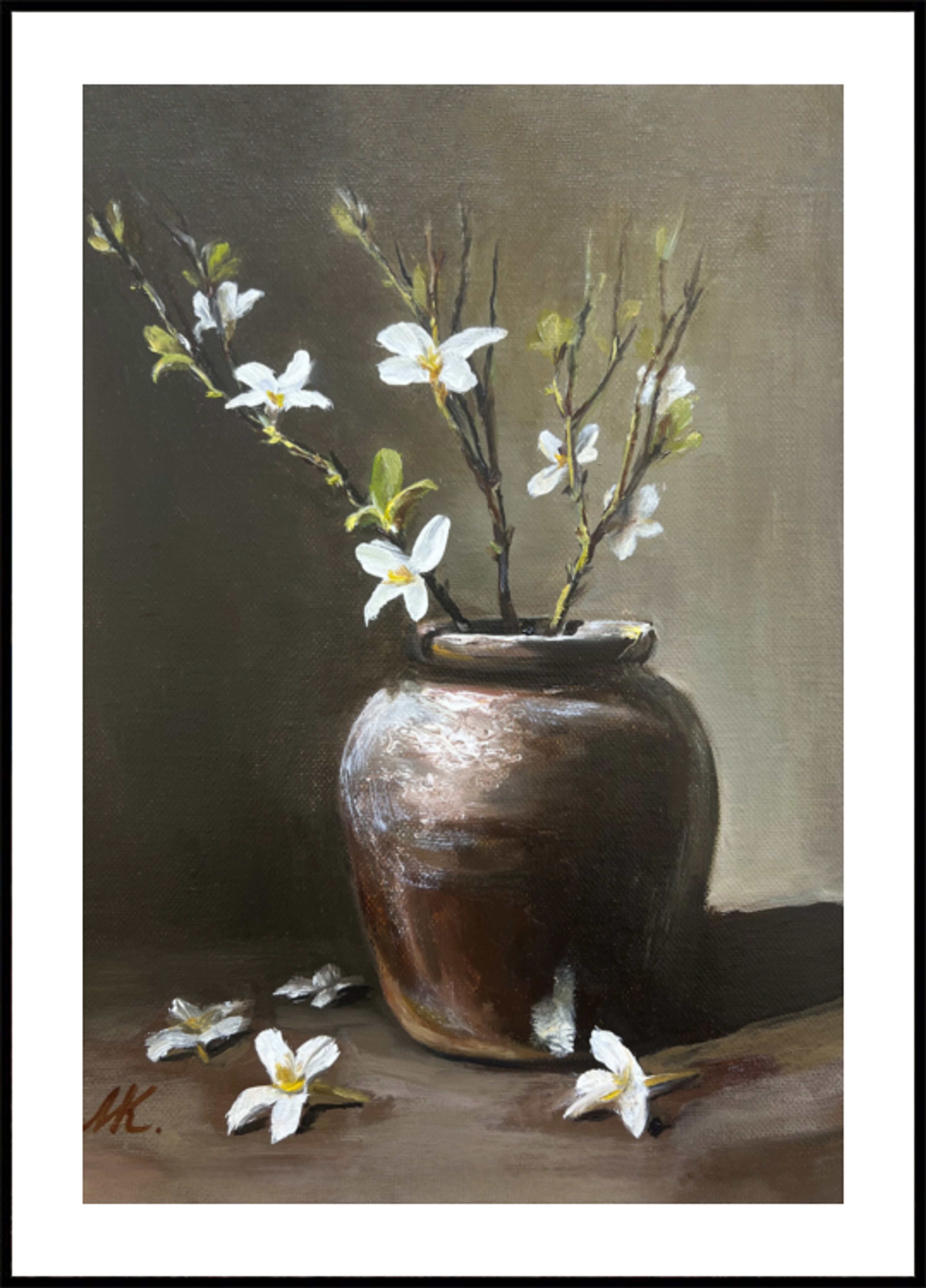 Rustikale Vase mit weißen Blumen