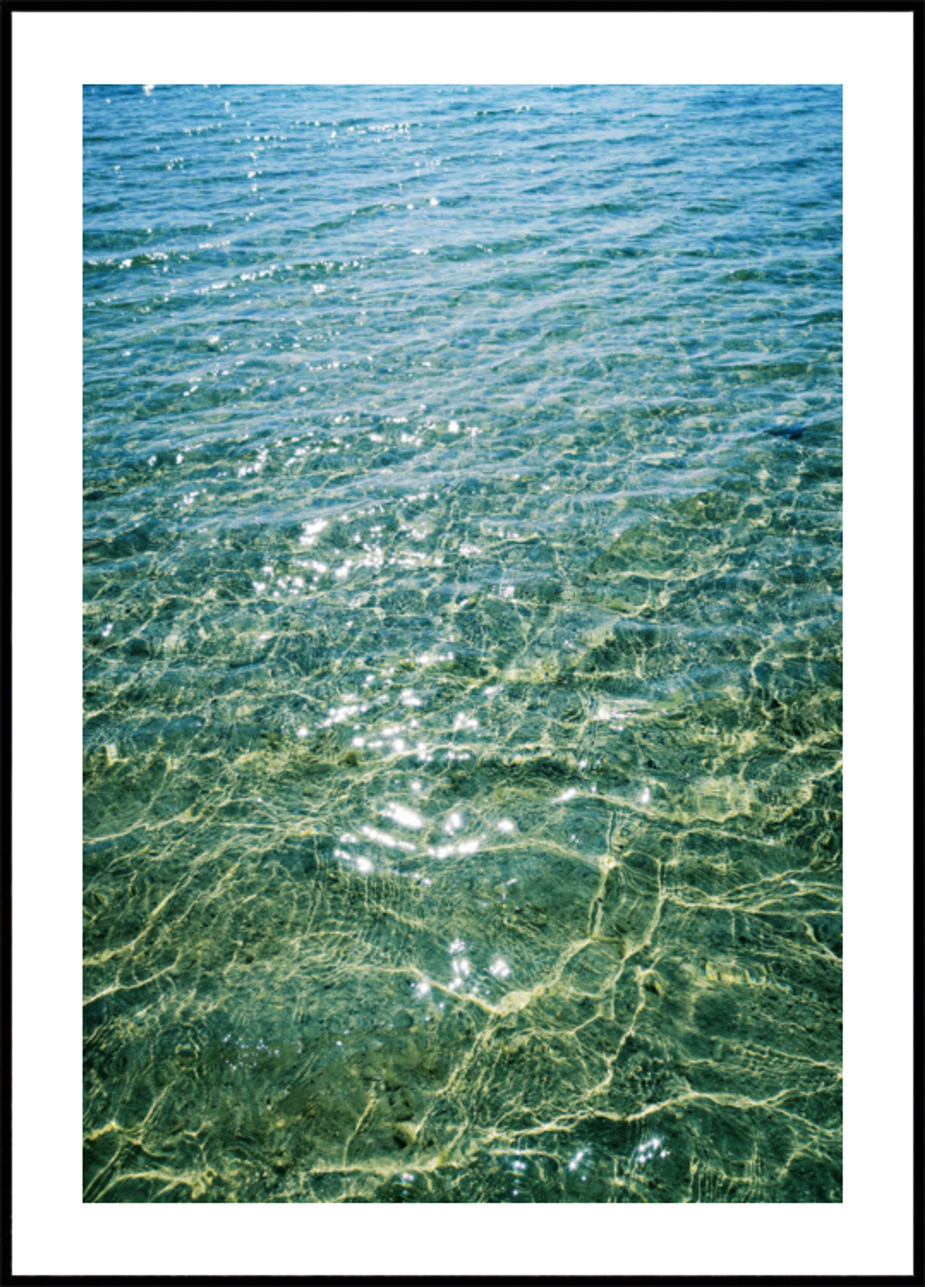 Sonnenlicht auf klarem Wasser