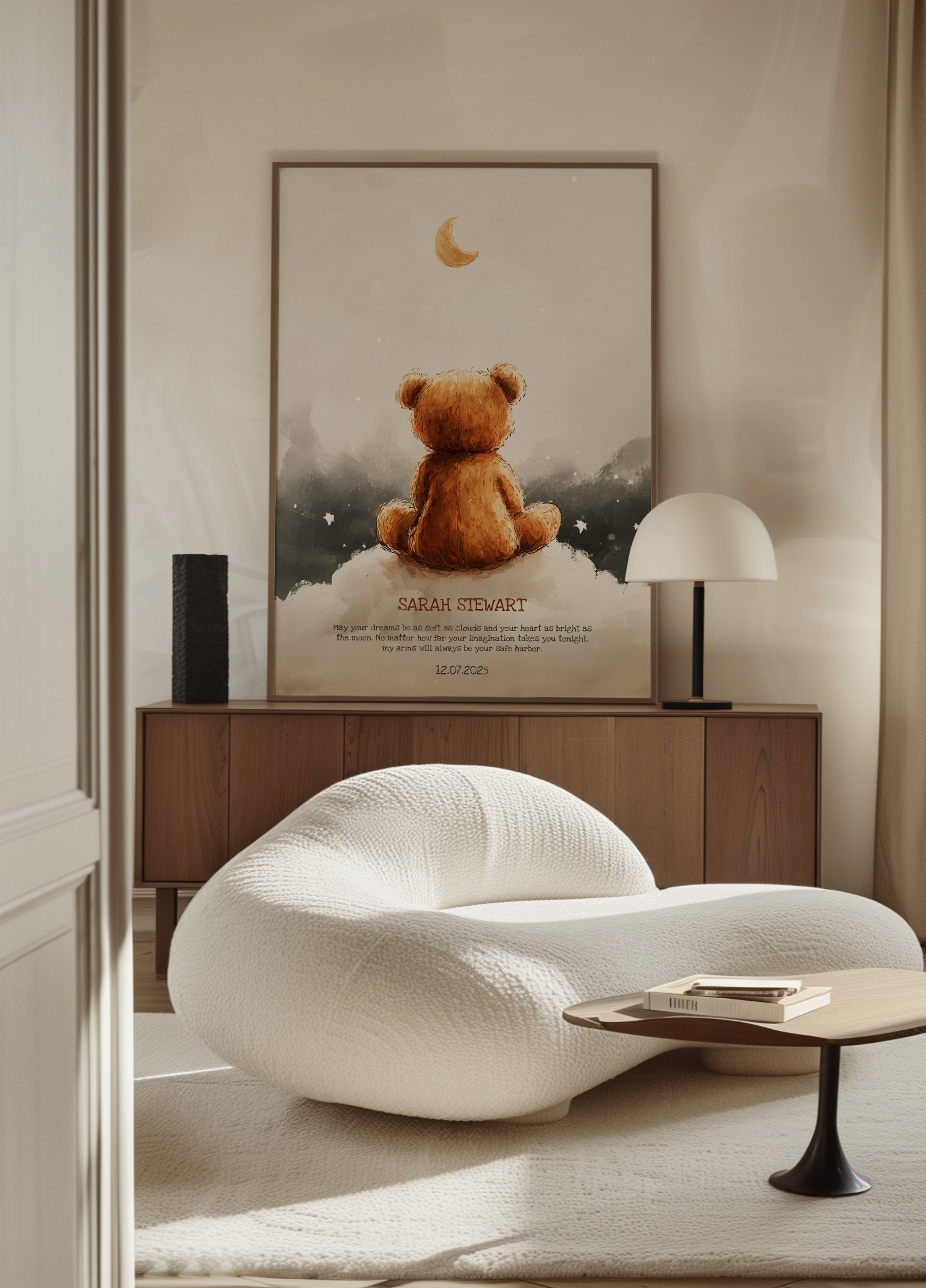 Unpersönlicher Teddybär unter der Mondsichel