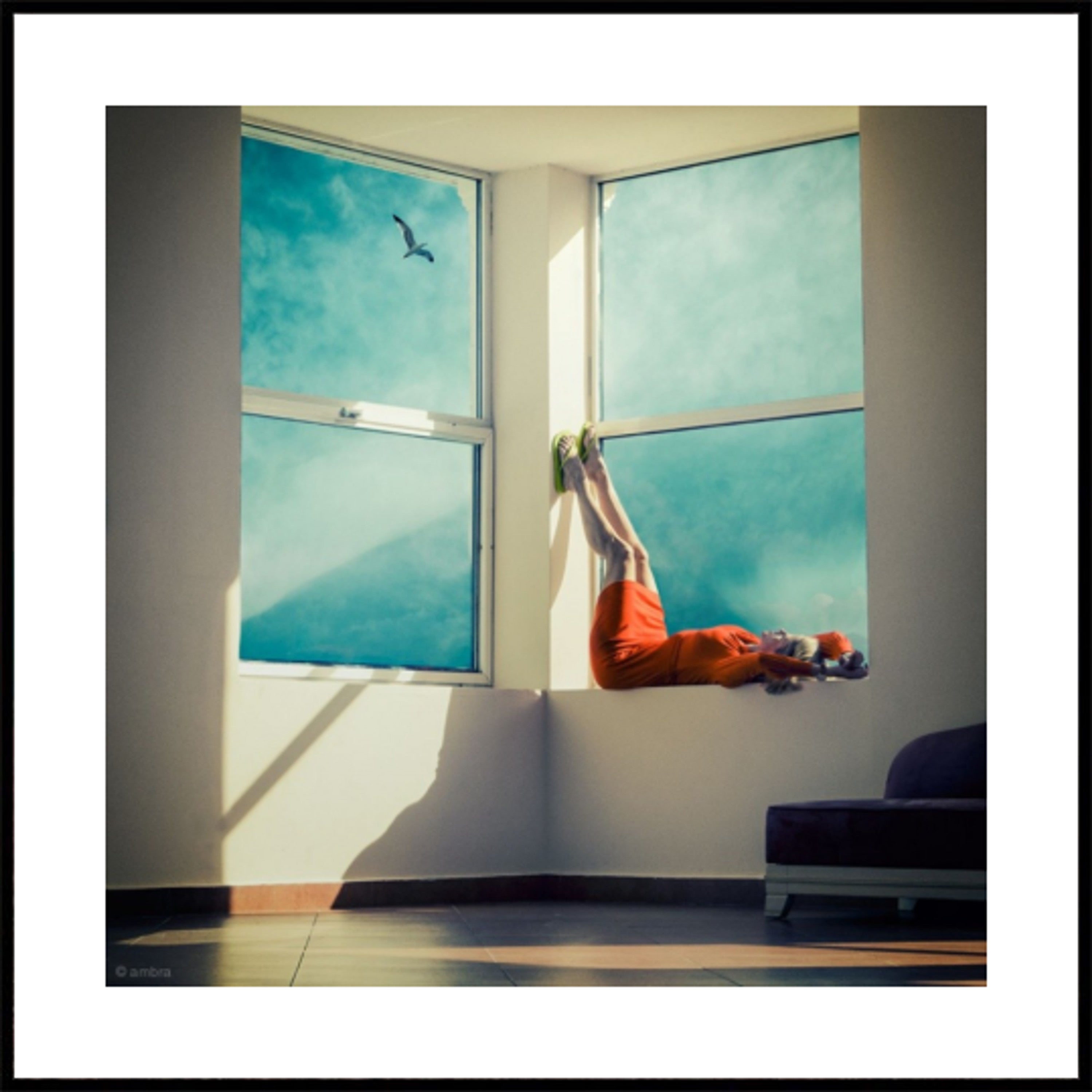 Fensteransicht mit hochgezogenen Beinen