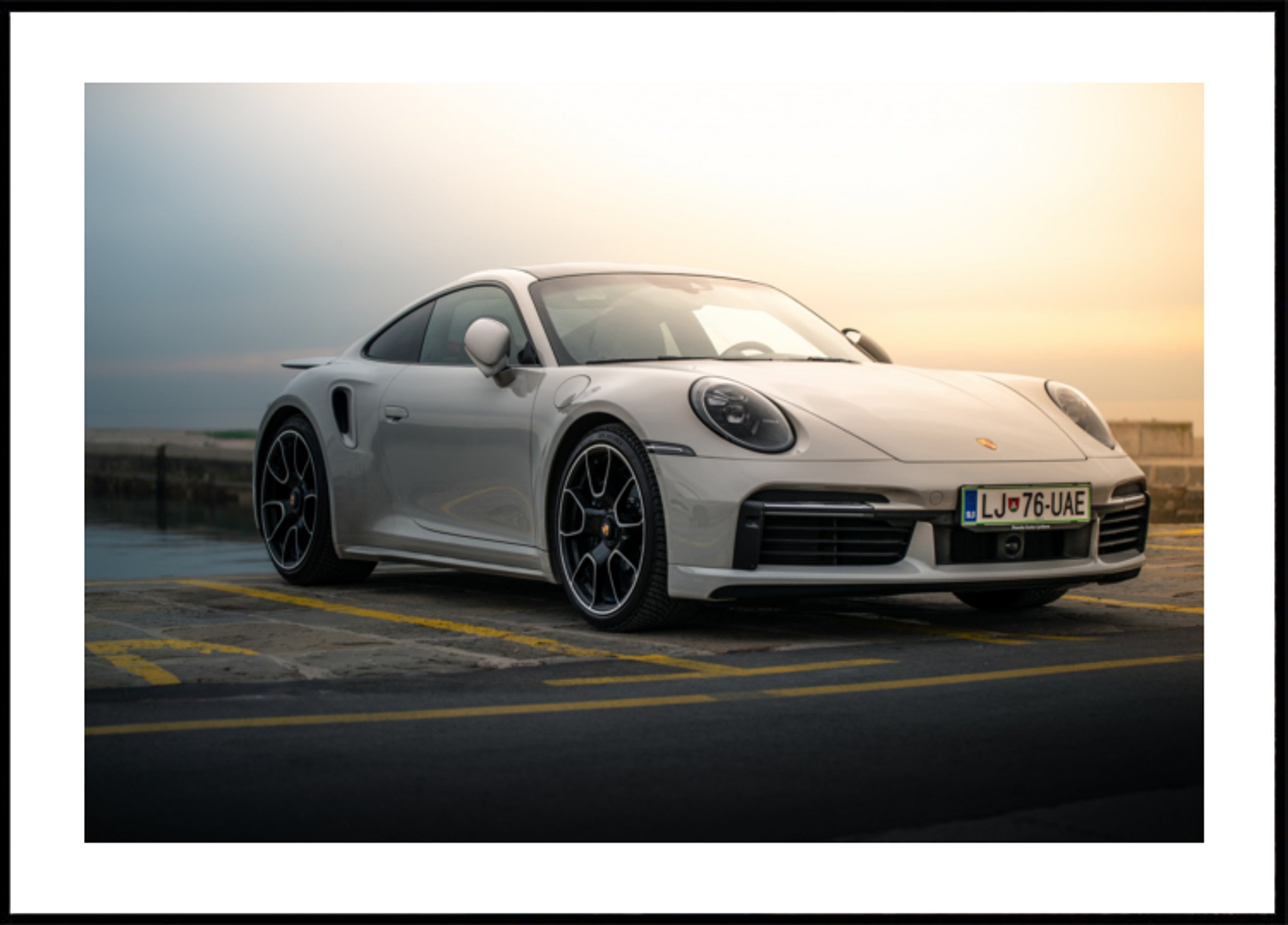 Moderner Sportwagen-Sonnenuntergang
