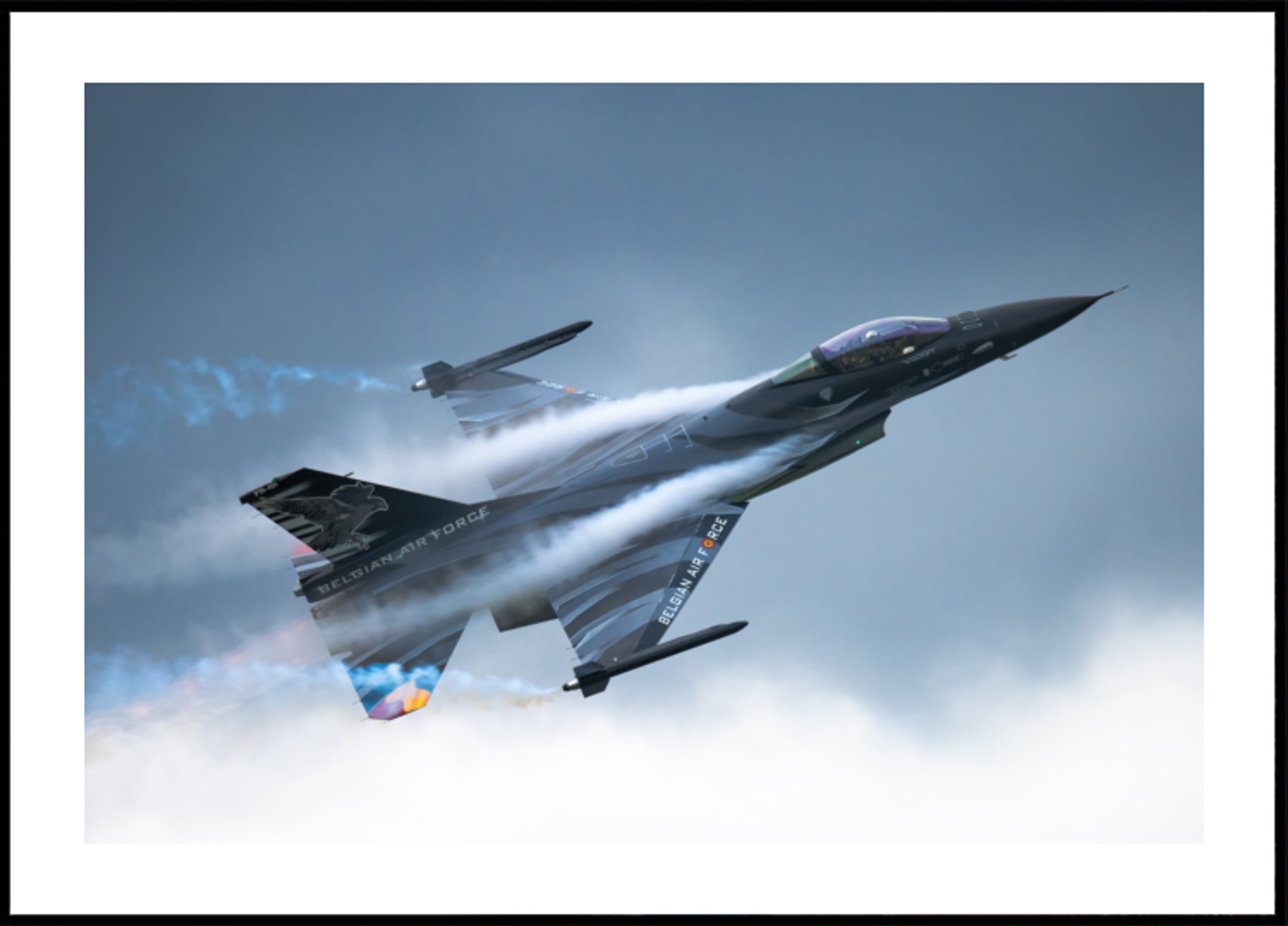 Kondensstreifen von Kampfjets
