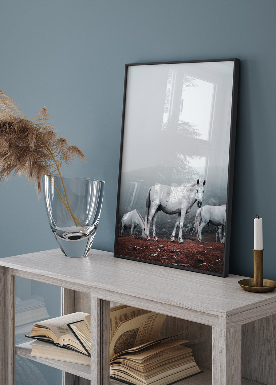 Weiße Pferde im Nebel Poster - Posterbox.dk